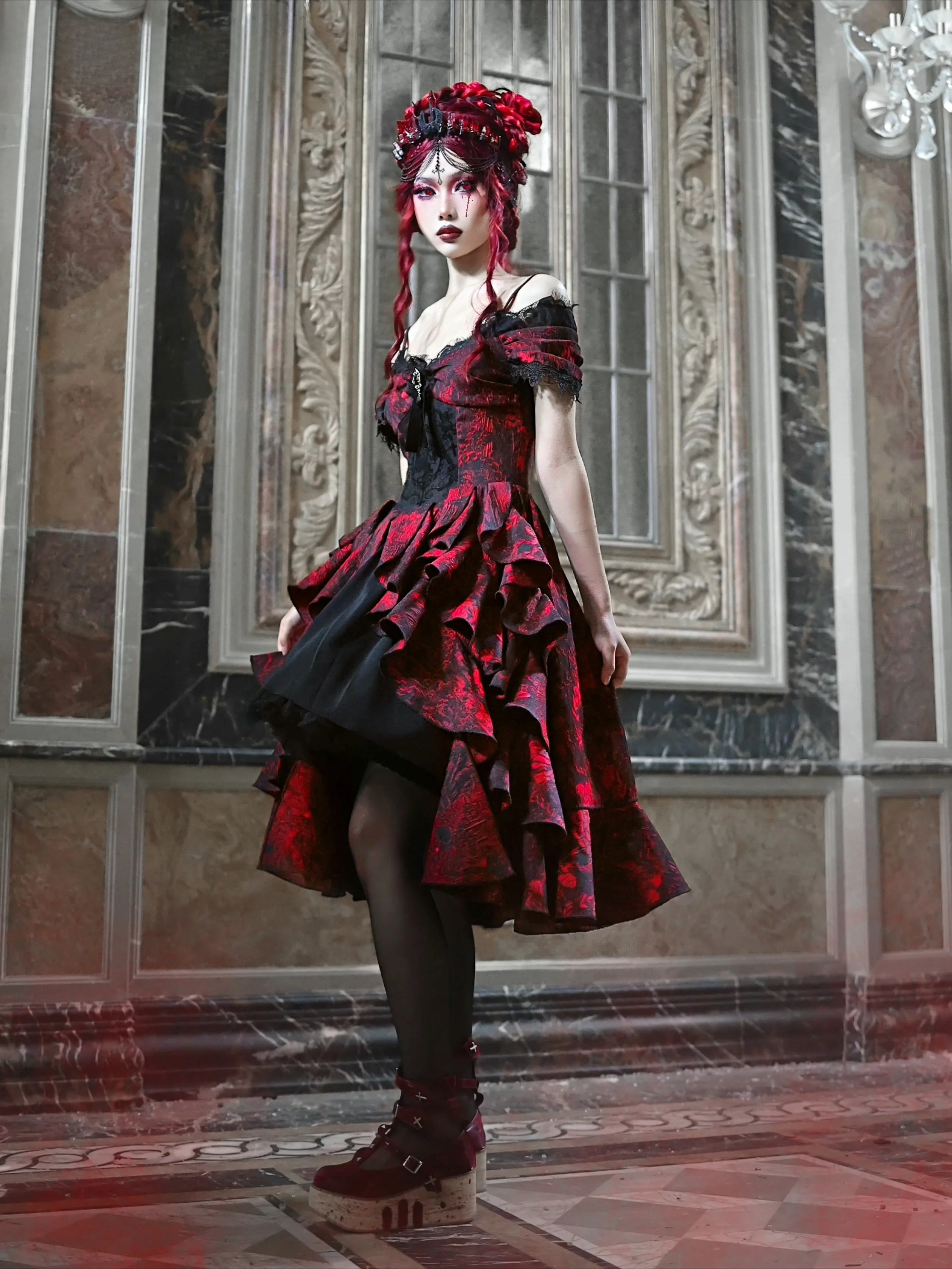 Robe Lolita d'automne rouge et noire de style gothique japonais, épaules dénudées, coupe ample, taille haute, idéale pour Halloween et Halloween.