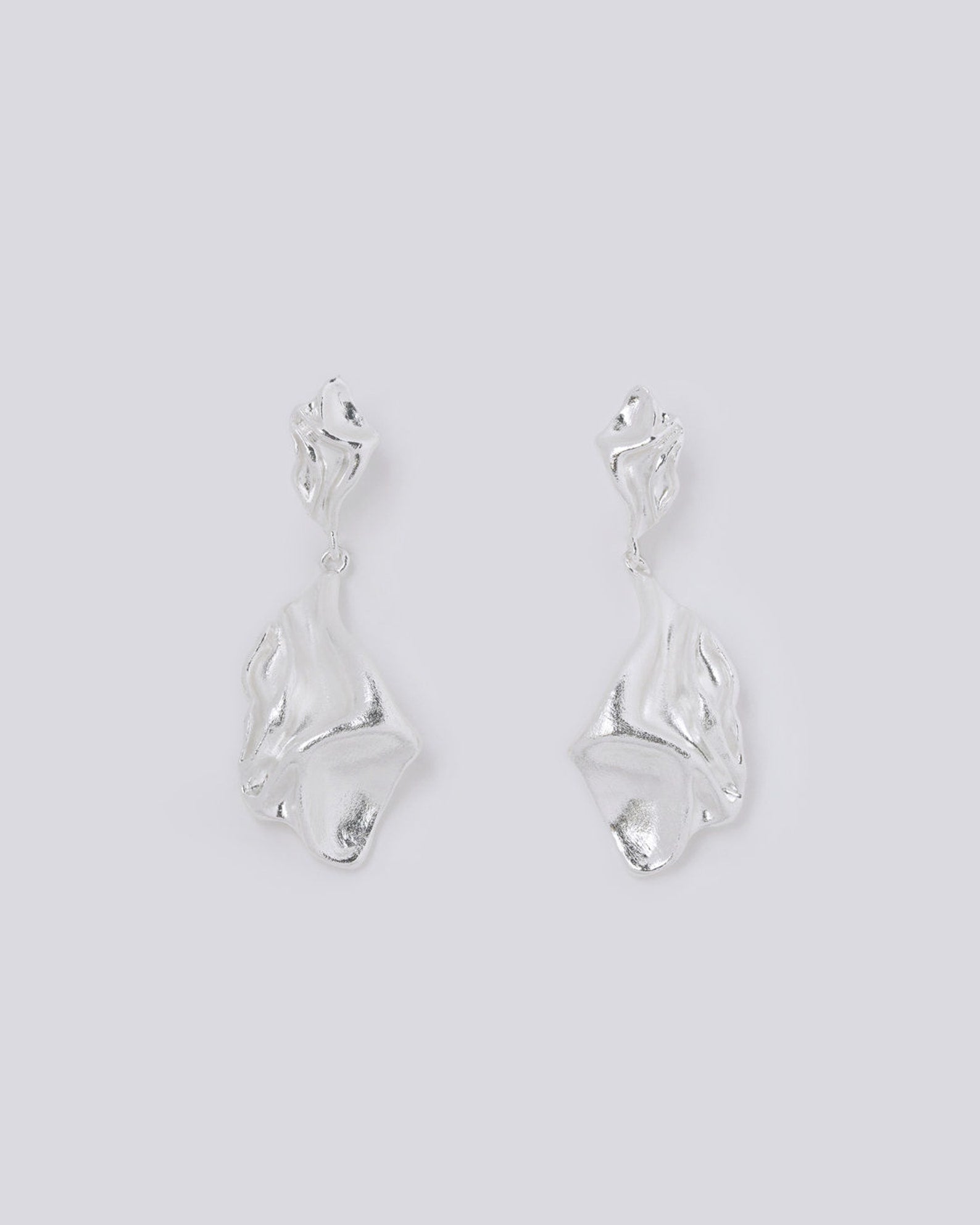 Pendientes colgantes trenzados de plata arrugada