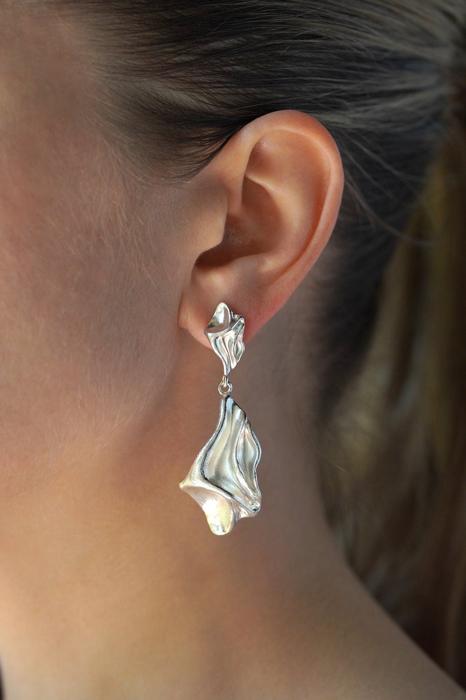 Boucles d'oreilles pendantes torsadées en argent froissé