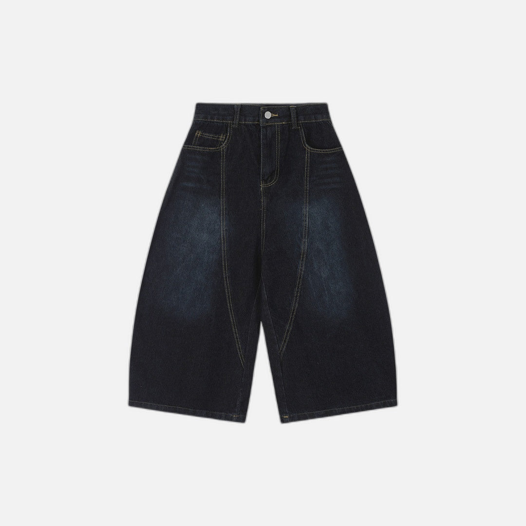 Pantaloncini di jeans tinti in modo audace con pantaloncini